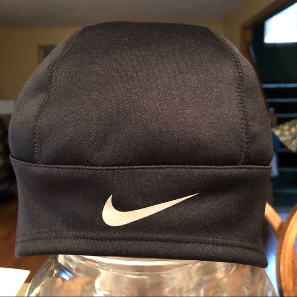 Nike black hat with ponytail opening
